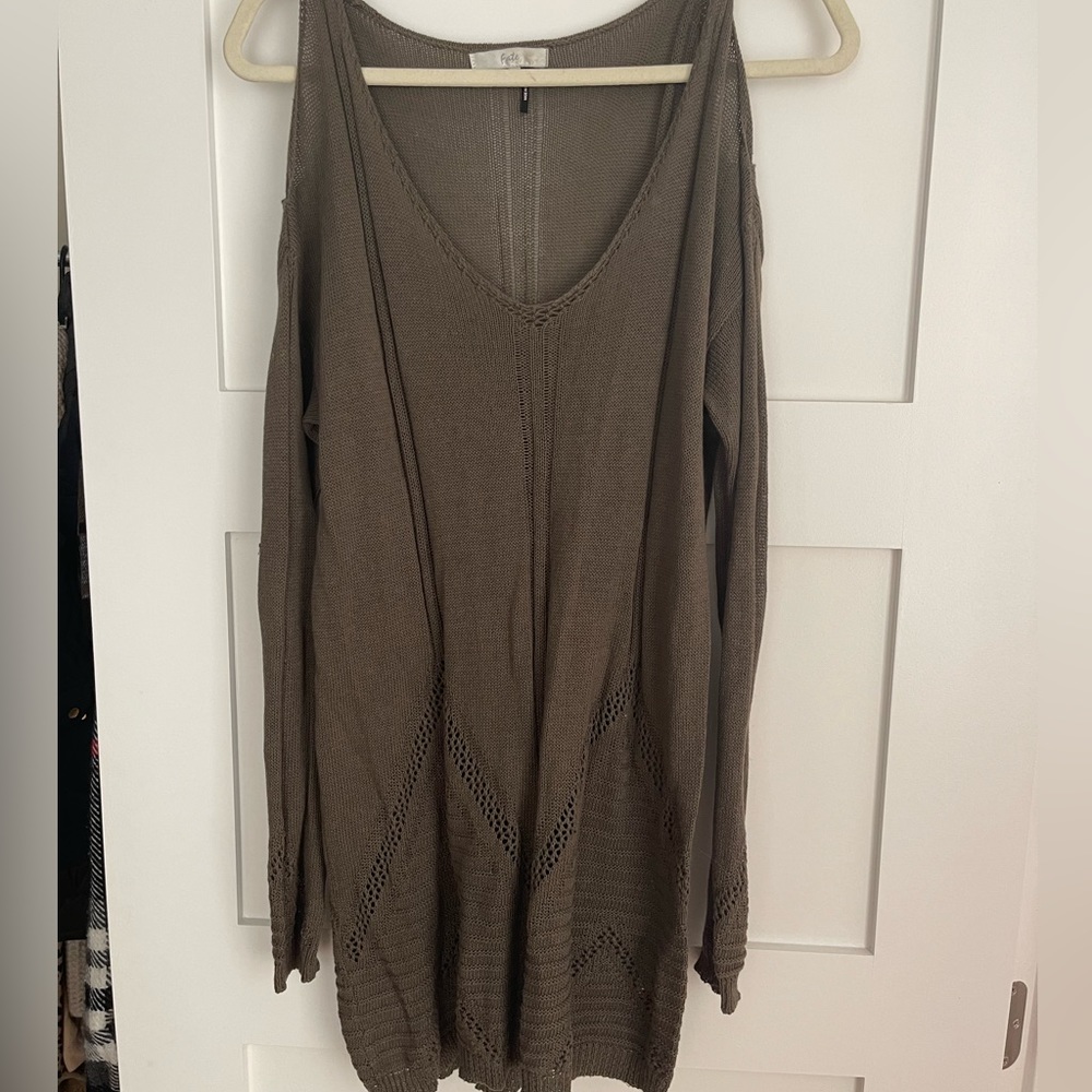 Cutout shoulder sweater - Picture 2 of 5